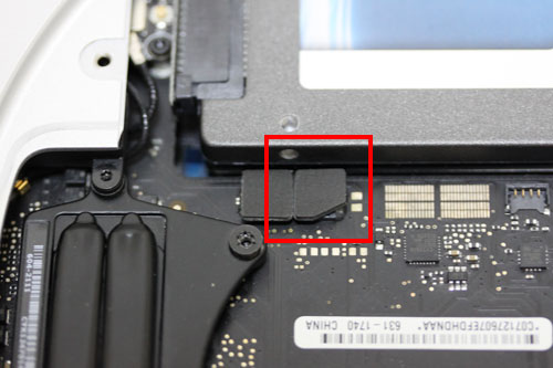 上段（天井側）のHDD/SSDとロジックボードを結ぶコネクタ